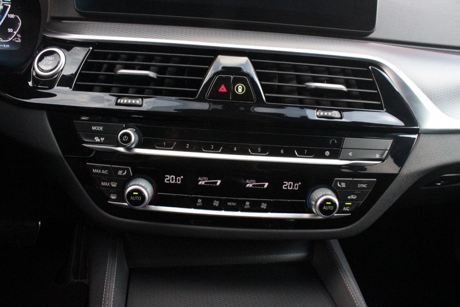 BMW 5 Serie Touring 530e xDrive 293PK HIGH EXECUTIVE M SPORT | DYNAMISCHE DEMPING | COMFORT ACCESS | WARMTEWEREND GLAS | ADAPTIEVE LED KOPLAMPEN | PARKEERSENSOREN VOOR EN ACHTER | ACHTERUITRIJ CAMERA | DRAADLOZE TELEFOONLADER | DRAADLOZE APPLE CARPLAY/ANDROID AUTO | NAVIGATIE BMW LIVE PROFESSIONAL | VOORSTOELEN DEELS ELEKTRISCH VERSTELBAAR | STOELVERWARMING | AMBIENTE VERLICHTING | DAB+ RADIO | M-HIGH GLOSS SHADOW LINE | ELEKTRISCH BEDIENBARE ACHTERKLEP |