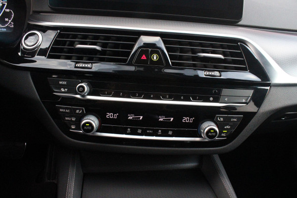 BMW 5 Serie Touring 530e xDrive 293PK HIGH EXECUTIVE M SPORT | DYNAMISCHE DEMPING | COMFORT ACCESS | WARMTEWEREND GLAS | ADAPTIEVE LED KOPLAMPEN | PARKEERSENSOREN VOOR EN ACHTER | ACHTERUITRIJ CAMERA | DRAADLOZE TELEFOONLADER | DRAADLOZE APPLE CARPLAY/ANDROID AUTO | NAVIGATIE BMW LIVE PROFESSIONAL | VOORSTOELEN DEELS ELEKTRISCH VERSTELBAAR | STOELVERWARMING | AMBIENTE VERLICHTING | DAB+ RADIO | M-HIGH GLOSS SHADOW LINE | ELEKTRISCH BEDIENBARE ACHTERKLEP |