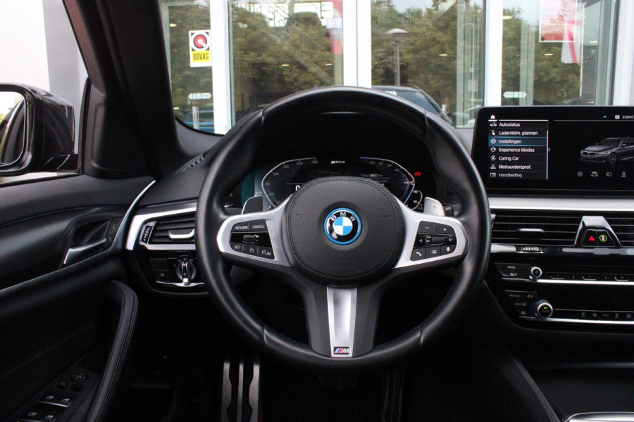 BMW 5 Serie Touring 530e xDrive 293PK HIGH EXECUTIVE M SPORT | DYNAMISCHE DEMPING | COMFORT ACCESS | WARMTEWEREND GLAS | ADAPTIEVE LED KOPLAMPEN | PARKEERSENSOREN VOOR EN ACHTER | ACHTERUITRIJ CAMERA | DRAADLOZE TELEFOONLADER | DRAADLOZE APPLE CARPLAY/ANDROID AUTO | NAVIGATIE BMW LIVE PROFESSIONAL | VOORSTOELEN DEELS ELEKTRISCH VERSTELBAAR | STOELVERWARMING | AMBIENTE VERLICHTING | DAB+ RADIO | M-HIGH GLOSS SHADOW LINE | ELEKTRISCH BEDIENBARE ACHTERKLEP |