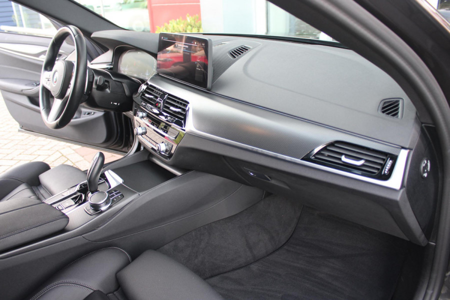 BMW 5 Serie Touring 530e xDrive 293PK HIGH EXECUTIVE M SPORT | DYNAMISCHE DEMPING | COMFORT ACCESS | WARMTEWEREND GLAS | ADAPTIEVE LED KOPLAMPEN | PARKEERSENSOREN VOOR EN ACHTER | ACHTERUITRIJ CAMERA | DRAADLOZE TELEFOONLADER | DRAADLOZE APPLE CARPLAY/ANDROID AUTO | NAVIGATIE BMW LIVE PROFESSIONAL | VOORSTOELEN DEELS ELEKTRISCH VERSTELBAAR | STOELVERWARMING | AMBIENTE VERLICHTING | DAB+ RADIO | M-HIGH GLOSS SHADOW LINE | ELEKTRISCH BEDIENBARE ACHTERKLEP |
