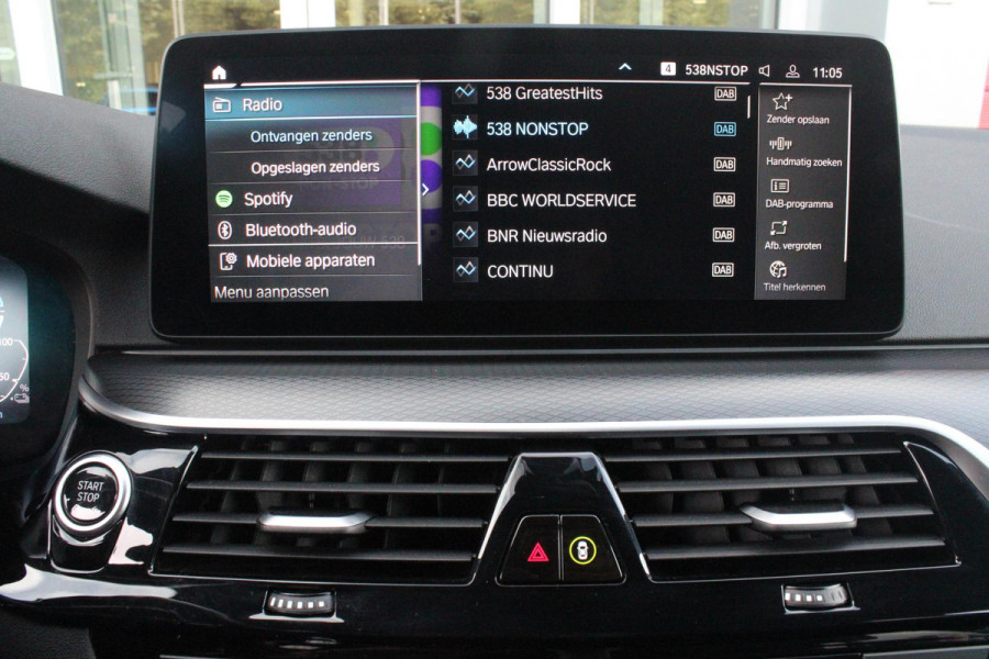 BMW 5 Serie Touring 530e xDrive 293PK HIGH EXECUTIVE M SPORT | DYNAMISCHE DEMPING | COMFORT ACCESS | WARMTEWEREND GLAS | ADAPTIEVE LED KOPLAMPEN | PARKEERSENSOREN VOOR EN ACHTER | ACHTERUITRIJ CAMERA | DRAADLOZE TELEFOONLADER | DRAADLOZE APPLE CARPLAY/ANDROID AUTO | NAVIGATIE BMW LIVE PROFESSIONAL | VOORSTOELEN DEELS ELEKTRISCH VERSTELBAAR | STOELVERWARMING | AMBIENTE VERLICHTING | DAB+ RADIO | M-HIGH GLOSS SHADOW LINE | ELEKTRISCH BEDIENBARE ACHTERKLEP |