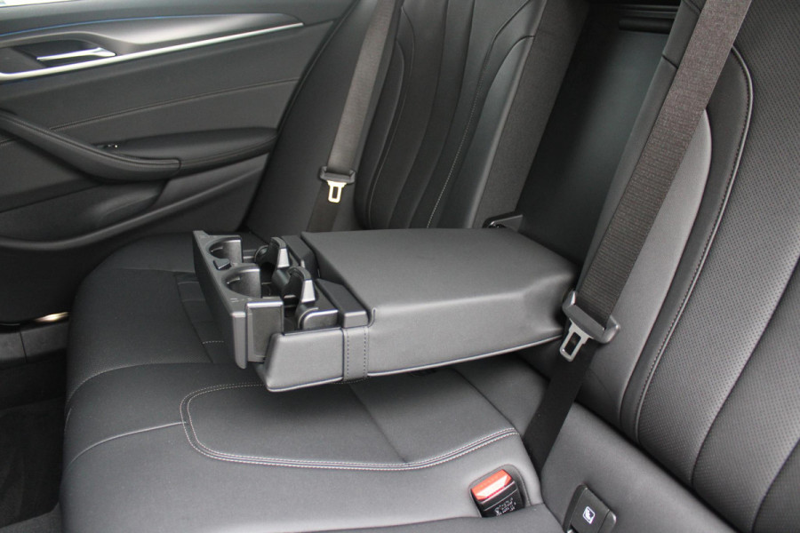 BMW 5 Serie Touring 530e xDrive 293PK HIGH EXECUTIVE M SPORT | DYNAMISCHE DEMPING | COMFORT ACCESS | WARMTEWEREND GLAS | ADAPTIEVE LED KOPLAMPEN | PARKEERSENSOREN VOOR EN ACHTER | ACHTERUITRIJ CAMERA | DRAADLOZE TELEFOONLADER | DRAADLOZE APPLE CARPLAY/ANDROID AUTO | NAVIGATIE BMW LIVE PROFESSIONAL | VOORSTOELEN DEELS ELEKTRISCH VERSTELBAAR | STOELVERWARMING | AMBIENTE VERLICHTING | DAB+ RADIO | M-HIGH GLOSS SHADOW LINE | ELEKTRISCH BEDIENBARE ACHTERKLEP |