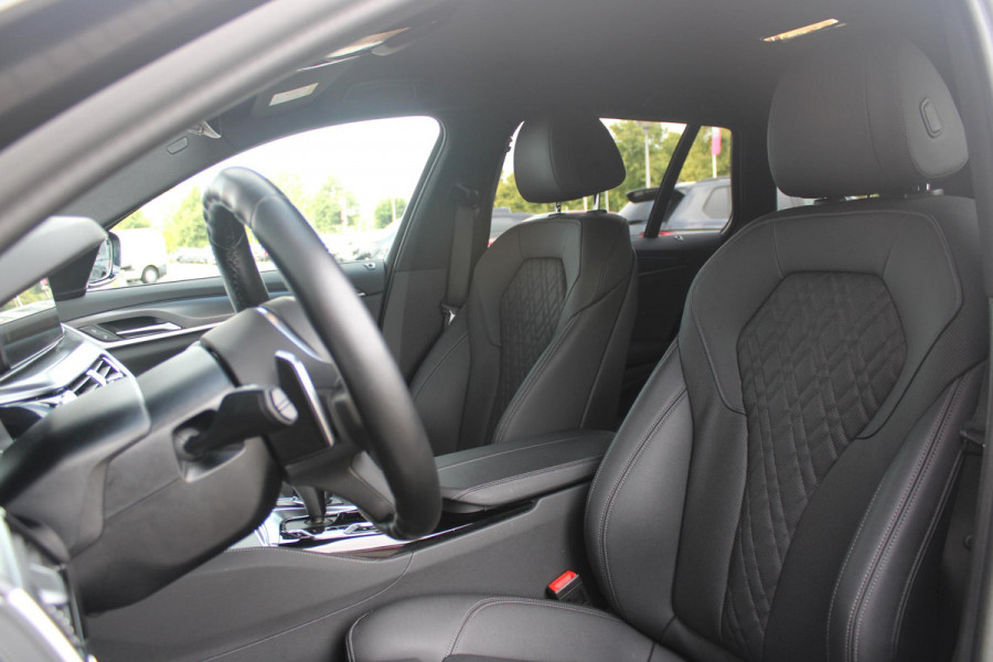 BMW 5 Serie Touring 530e xDrive 293PK HIGH EXECUTIVE M SPORT | DYNAMISCHE DEMPING | COMFORT ACCESS | WARMTEWEREND GLAS | ADAPTIEVE LED KOPLAMPEN | PARKEERSENSOREN VOOR EN ACHTER | ACHTERUITRIJ CAMERA | DRAADLOZE TELEFOONLADER | DRAADLOZE APPLE CARPLAY/ANDROID AUTO | NAVIGATIE BMW LIVE PROFESSIONAL | VOORSTOELEN DEELS ELEKTRISCH VERSTELBAAR | STOELVERWARMING | AMBIENTE VERLICHTING | DAB+ RADIO | M-HIGH GLOSS SHADOW LINE | ELEKTRISCH BEDIENBARE ACHTERKLEP |