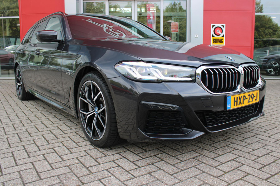 BMW 5 Serie Touring 530e xDrive 293PK HIGH EXECUTIVE M SPORT | DYNAMISCHE DEMPING | COMFORT ACCESS | WARMTEWEREND GLAS | ADAPTIEVE LED KOPLAMPEN | PARKEERSENSOREN VOOR EN ACHTER | ACHTERUITRIJ CAMERA | DRAADLOZE TELEFOONLADER | DRAADLOZE APPLE CARPLAY/ANDROID AUTO | NAVIGATIE BMW LIVE PROFESSIONAL | VOORSTOELEN DEELS ELEKTRISCH VERSTELBAAR | STOELVERWARMING | AMBIENTE VERLICHTING | DAB+ RADIO | M-HIGH GLOSS SHADOW LINE | ELEKTRISCH BEDIENBARE ACHTERKLEP |