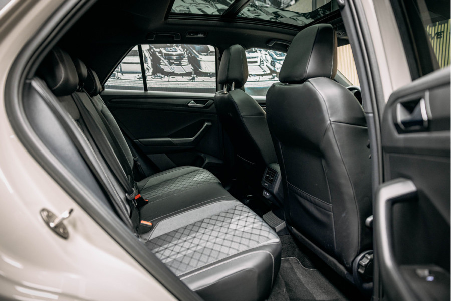 Volkswagen T-Roc 1.5 TSI R-Line Edition | R-Line | Automaat | Pano | Sportstoelen | Achteruitrijcamera | Stoelverwarming |