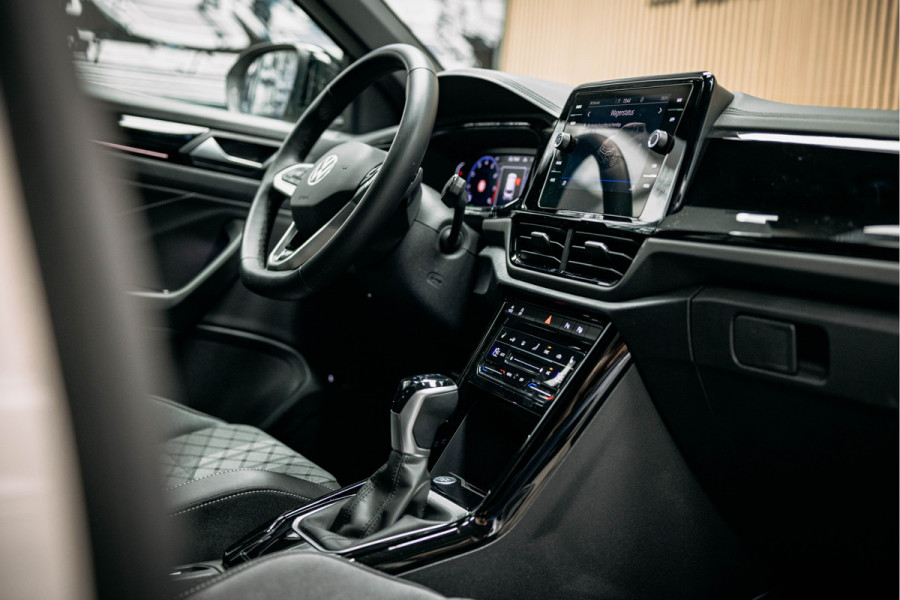 Volkswagen T-Roc 1.5 TSI R-Line Edition | R-Line | Automaat | Pano | Sportstoelen | Achteruitrijcamera | Stoelverwarming |