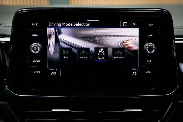 Volkswagen T-Roc 1.5 TSI R-Line Edition | R-Line | Automaat | Pano | Sportstoelen | Achteruitrijcamera | Stoelverwarming |