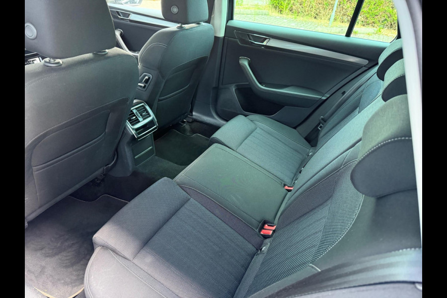 Škoda Superb Combi 1.4 TSI iV STyle Business - Automaat - Mavi - Winterpakket - LED - Climate