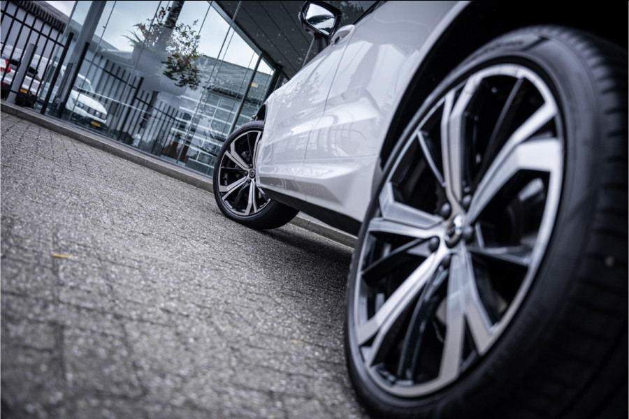 Volvo XC60 2.0 T6 Recharge AWD R-Design ** Luchtvering ** Panodak ** 360 HUD ** Trekhaak