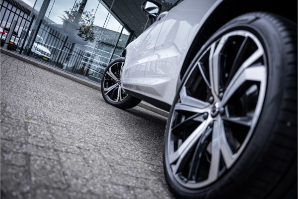Volvo XC60 2.0 T6 Recharge AWD R-Design ** Luchtvering ** Panodak ** 360 HUD ** Trekhaak