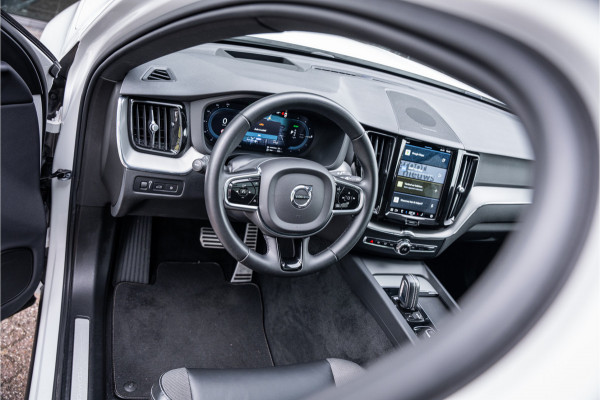 Volvo XC60 2.0 T6 Recharge AWD R-Design ** Luchtvering ** Panodak ** 360 HUD ** Trekhaak