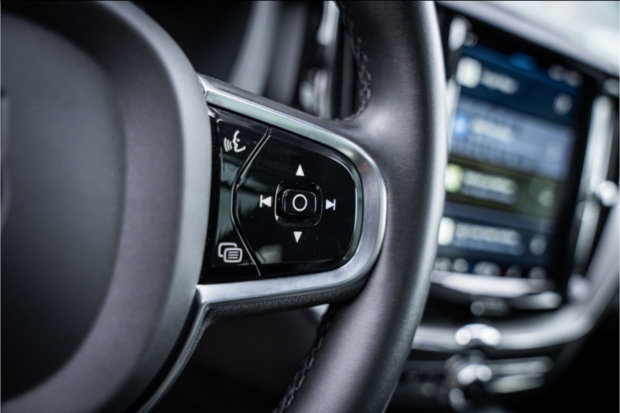 Volvo XC60 2.0 T6 Recharge AWD R-Design ** Luchtvering ** Panodak ** 360 HUD ** Trekhaak