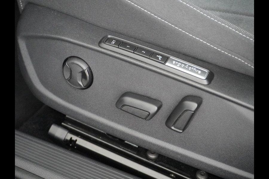 Volkswagen Golf 1.5 eTSI Style CAMERA | STOEL + STUURVERWARMING | AMBILIGHT | CAMERA | ADD CRUISE |