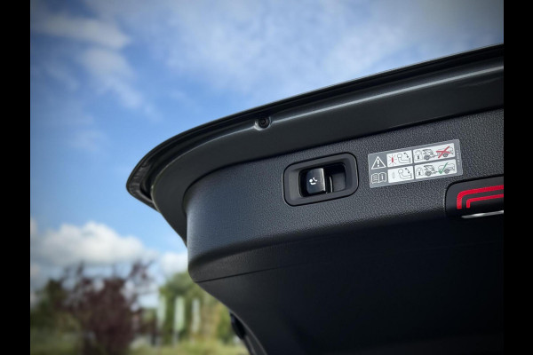 Mercedes-Benz C-Klasse Estate 300 e AMG Panoramadak|Luchtvering|Stoelventilatie|Stuurverw.|Airbalance|Keyless|Distronic|Camera 360°