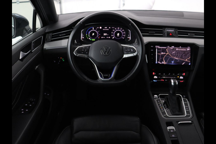 Volkswagen Passat 1.4 TSI PHEV GTE | Panoramadak | Leder | Trekhaak | Stoelverwarming | Camera | Marix LED | Massage | Virtual Cockpit | Carplay | Navigatie | Memory | Adaptive cruise