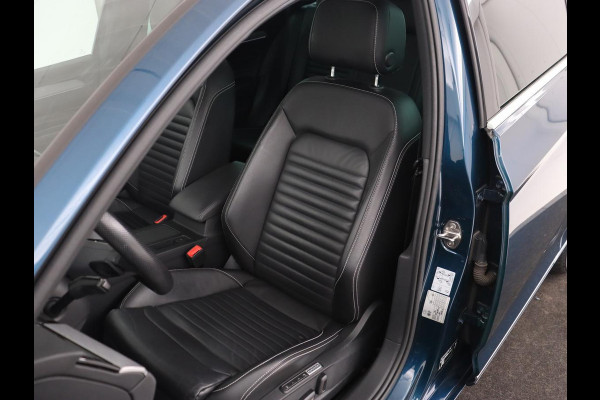 Volkswagen Passat 1.4 TSI PHEV GTE | Panoramadak | Leder | Trekhaak | Stoelverwarming | Camera | Marix LED | Massage | Virtual Cockpit | Carplay | Navigatie | Memory | Adaptive cruise