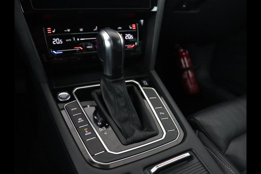Volkswagen Passat 1.4 TSI PHEV GTE | Panoramadak | Leder | Trekhaak | Stoelverwarming | Camera | Marix LED | Massage | Virtual Cockpit | Carplay | Navigatie | Memory | Adaptive cruise