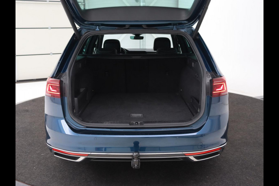 Volkswagen Passat 1.4 TSI PHEV GTE | Panoramadak | Leder | Trekhaak | Stoelverwarming | Camera | Marix LED | Massage | Virtual Cockpit | Carplay | Navigatie | Memory | Adaptive cruise