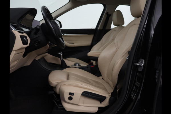 BMW X1 xDrive20i High Executive | Panoramadak | Leder | Stoel & stuurverwarming | Trekhaak | Park Assist | DAB | Navigatie | Full LED | Sportstoelen
