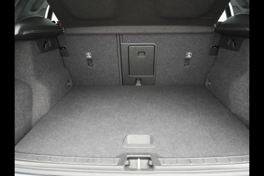 Volvo XC40 T4 Recharge Inscription Plug In Hybrid 211pk Dealer O.H PHEV | Trekhaak Af Fabriek | Panodak | Adaptive Cruise | Camera | Lederen Sportstoelen Memory & Verwarmd | Harman Kardon | Pilot Assist | Apple Carplay | Virtual | DAB |