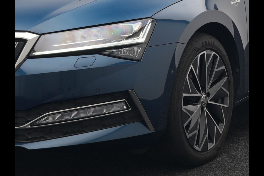 Škoda Superb Combi TSI iV Lauren & Klement Plug In Hybrid 218pk Dealer O.H PHEV | Panodak | Adaptive Cruise | 360 Camera | Lederen Sportstoelen Memory & Ventilatie | Lane assist | Navigatie | Apple Carplay | Virtual | Sfeerverlichting | Park Assist | DAB |