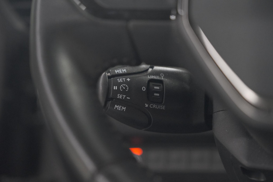 Peugeot 2008 PureTech 130 EAT8 Allure Pack | Trekhaak | Camera | Navigatie | Parkeersensoren | Stoelverwarming