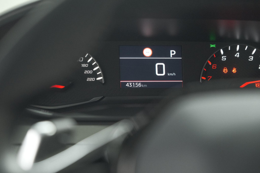 Peugeot 2008 PureTech 130 EAT8 Allure Pack | Trekhaak | Camera | Navigatie | Parkeersensoren | Stoelverwarming