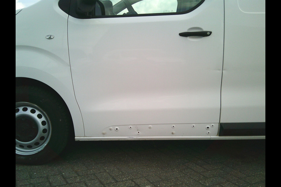 Toyota ProAce Worker 1.5 D-4D Comfort German fahrzeugbrief!!!!!!!!Damages on the exterior ,rondom beschadigingen.