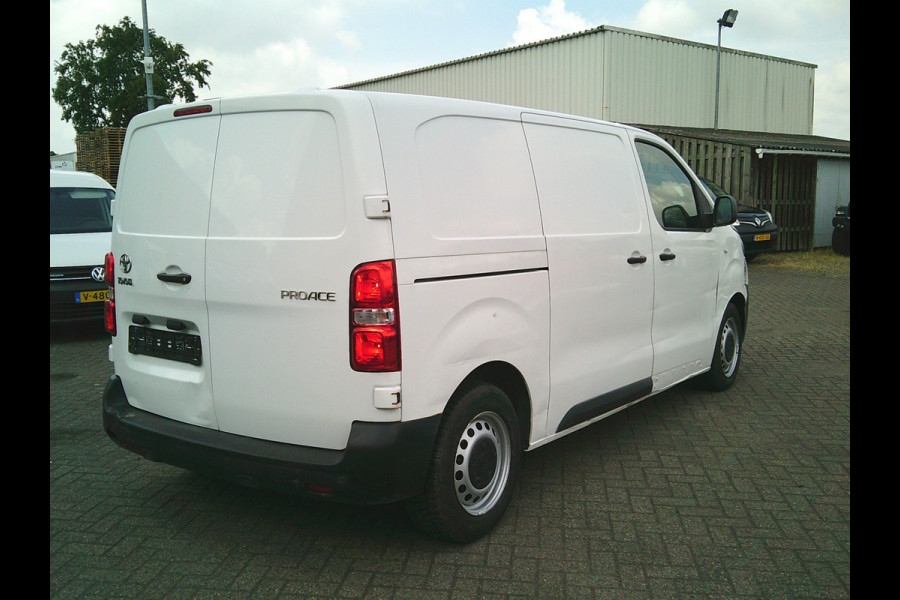 Toyota ProAce Worker 1.5 D-4D Comfort German fahrzeugbrief!!!!!!!!Damages on the exterior ,rondom beschadigingen.