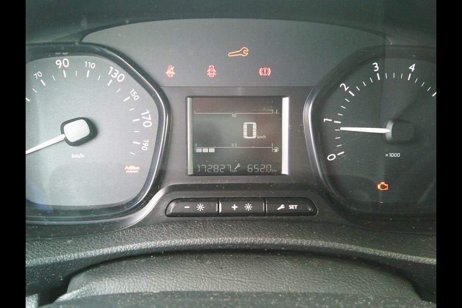 Toyota ProAce Worker 1.5 D-4D Comfort German fahrzeugbrief!!!!!!!!Damages on the exterior ,rondom beschadigingen.