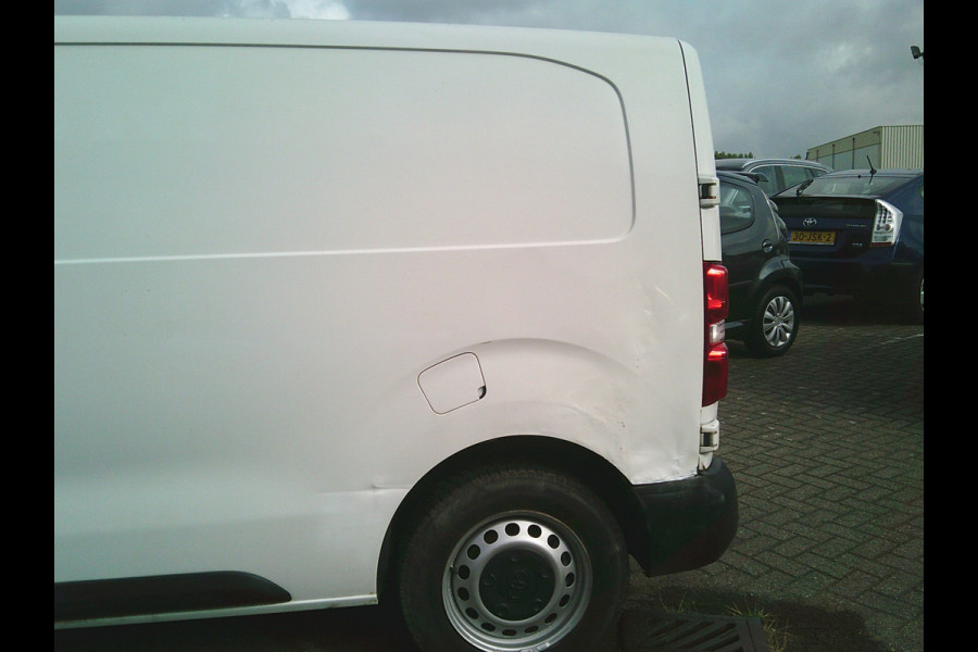 Toyota ProAce Worker 1.5 D-4D Cool Comfort German fahrzeugbrief!!!!!!!!Damages on the exterior ,rondom beschadigingen.