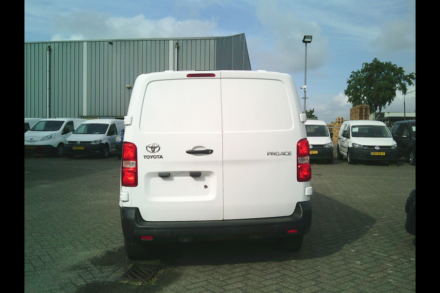 Toyota ProAce Worker 1.5 D-4D Cool Comfort German fahrzeugbrief!!!!!!!!Damages on the exterior ,rondom beschadigingen.