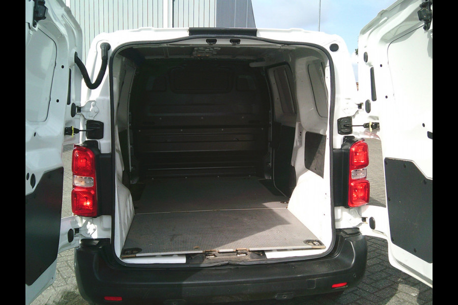 Toyota ProAce Worker 1.5 D-4D Cool Comfort German fahrzeugbrief!!!!!!!!Damages on the exterior ,rondom beschadigingen.