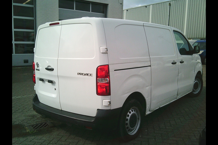 Toyota ProAce Worker 1.5 D-4D Cool Comfort German fahrzeugbrief!!!!!!!!Damages on the exterior ,rondom beschadigingen.
