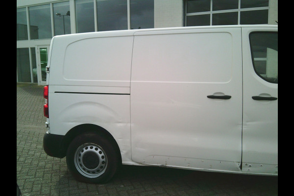 Toyota ProAce Worker 1.5 D-4D Cool Comfort German fahrzeugbrief!!!!!!!!Damages on the exterior ,rondom beschadigingen.