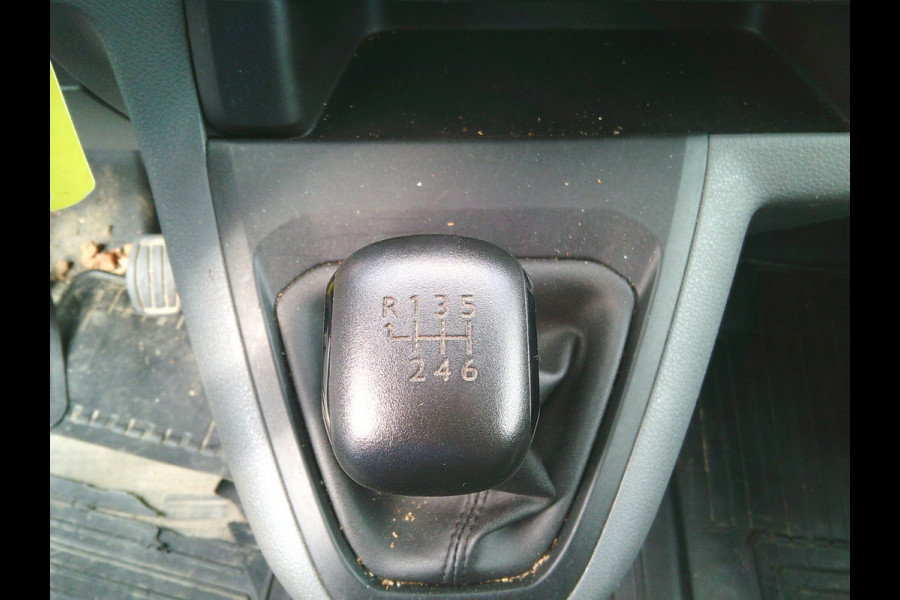 Toyota ProAce Worker 1.5 D-4D Cool Comfort German fahrzeugbrief!!!!!!!!Damages on the exterior ,rondom beschadigingen.