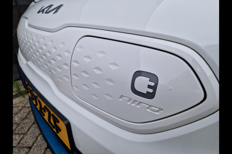 Kia e-Niro ExecutiveLine 64 kWh | 1e Eigenaar | Open Dak | LED | RMC Trekhaak | JBL | Stoelventilatie |