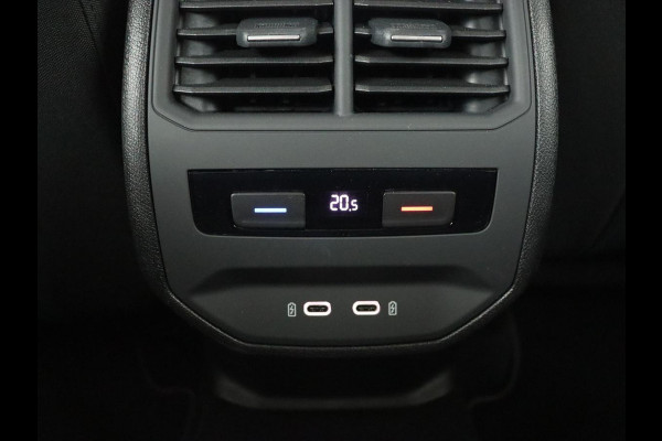 Seat Leon 1.5 TSI Style Launch Edition | Trekhaak | Camera | Adaptive cruise | Carplay | Parkeerhulp | Navigatie | Full LED