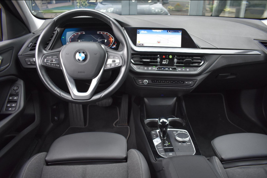 BMW 1-serie 116i Sportline | CAMERA | APPLE CARPLAY | ANDROID AUTO | NAP | DEALER ONDERHOUDEN