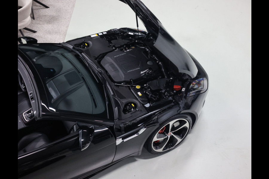 Jaguar F-Type 5.0 V8 R Convertible AWD | Historie - Camera
