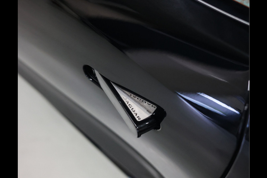 Jaguar F-Type 5.0 V8 R Convertible AWD | Historie - Camera