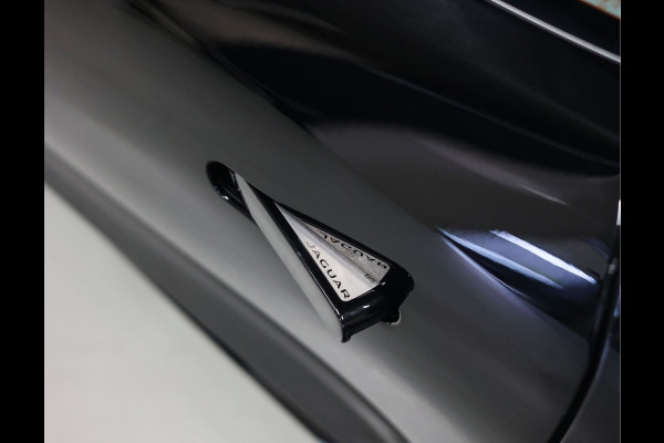 Jaguar F-Type 5.0 V8 R Convertible AWD | Historie - Camera