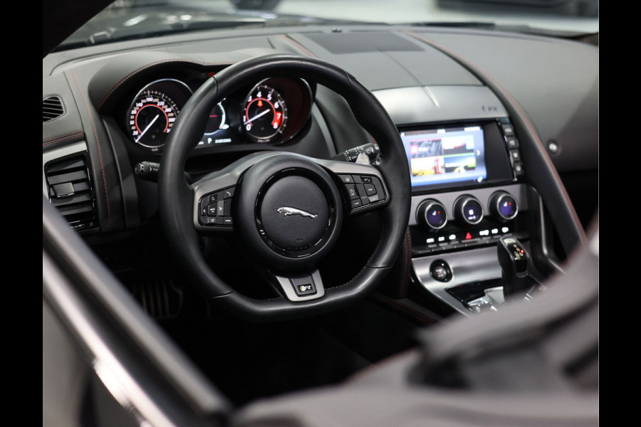 Jaguar F-Type 5.0 V8 R Convertible AWD | Historie - Camera