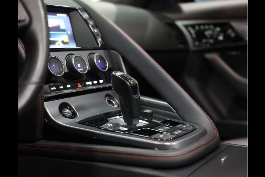 Jaguar F-Type 5.0 V8 R Convertible AWD | Historie - Camera