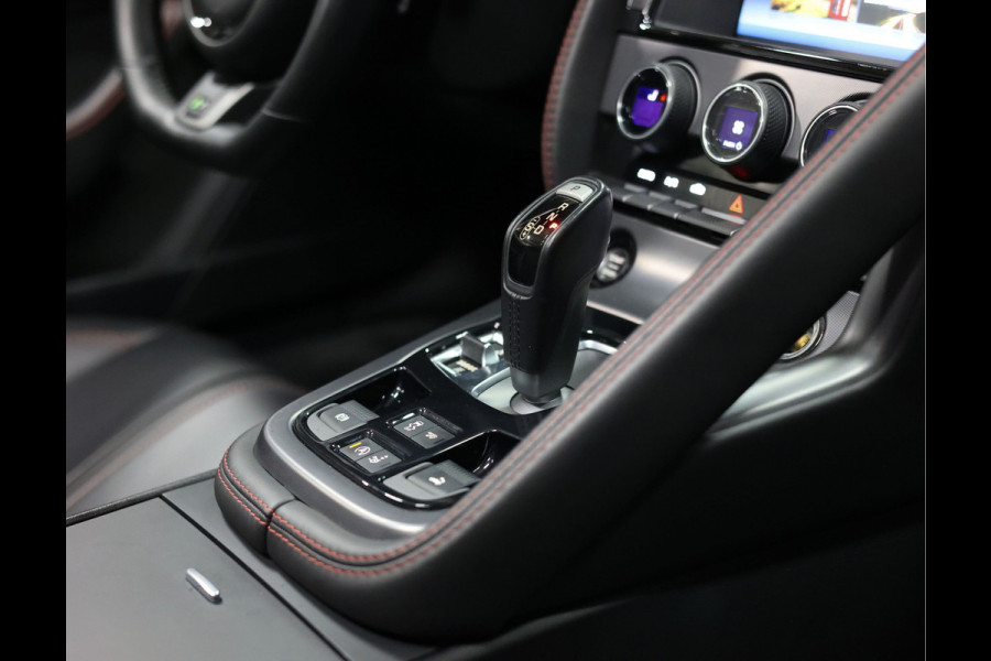 Jaguar F-Type 5.0 V8 R Convertible AWD | Historie - Camera