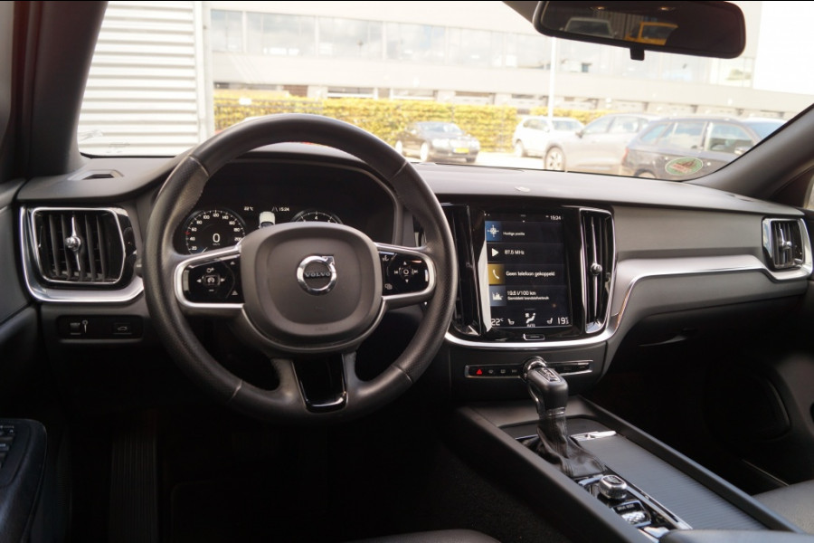 Volvo V60 2.0 T5 250pk Automaat Momentum -PANO-LEER-CAM-