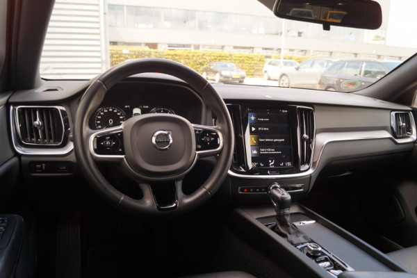 Volvo V60 2.0 T5 250pk Automaat Momentum -PANO-LEER-CAM-