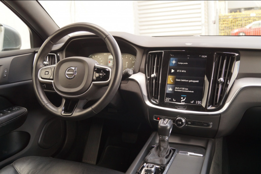 Volvo V60 2.0 T5 250pk Automaat Momentum -PANO-LEER-CAM-