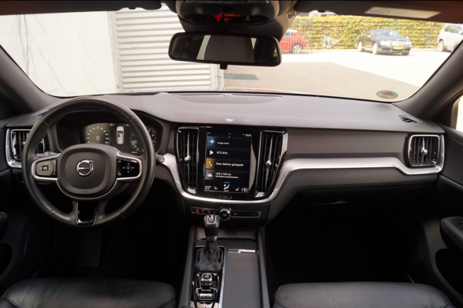 Volvo V60 2.0 T5 250pk Automaat Momentum -PANO-LEER-CAM-