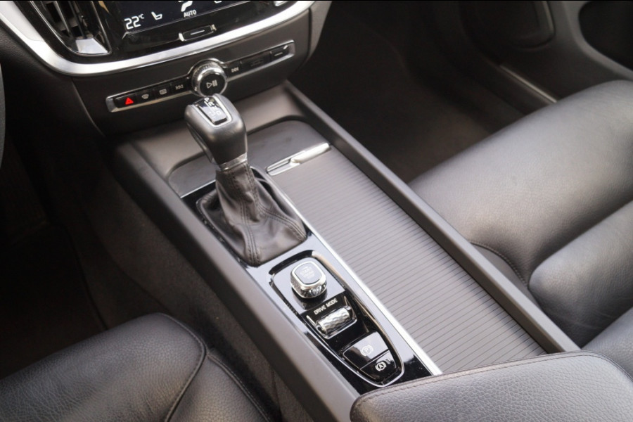 Volvo V60 2.0 T5 250pk Automaat Momentum -PANO-LEER-CAM-